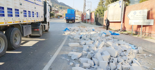 Kamyondan yola dökülen beton bloklar ulaşımı aksattı 