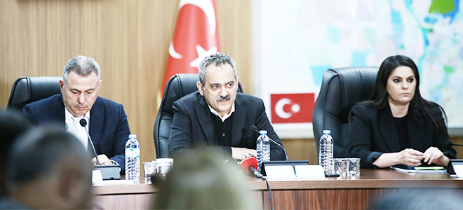 Bakan Özer, Adana’da okullarda incelemelerde bulundu