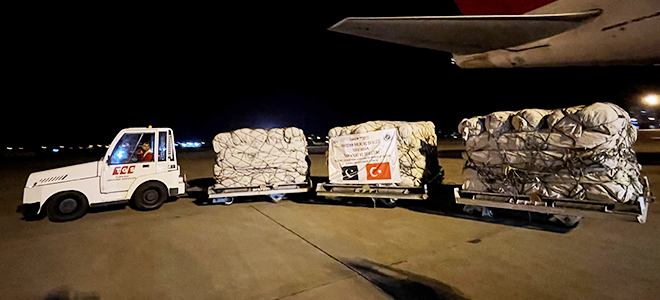 Pakistan’ın insani yardımlarını taşıyan uçak Adana’ya ulaştı