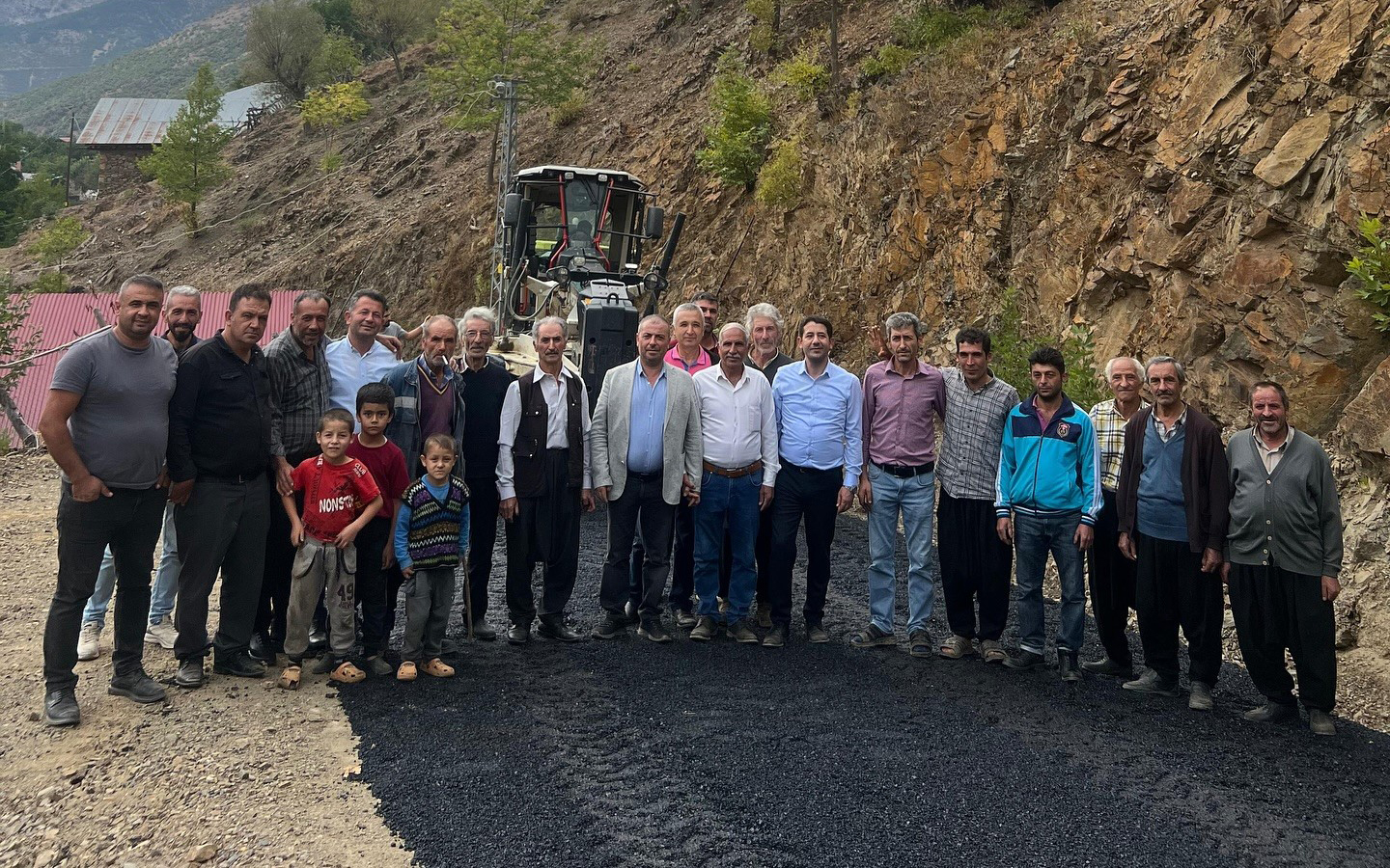 Başkan Özen yol sözünü tuttu, mahalle büyük sevinç yaşadı