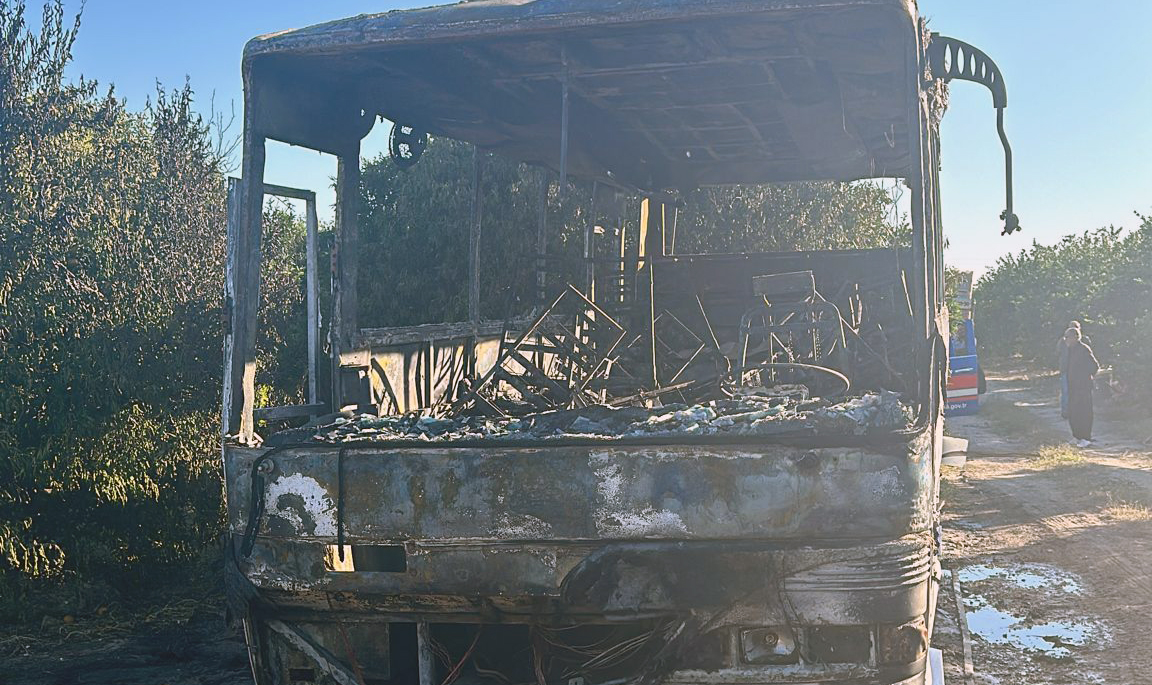 Kozan’da tarım işçilerini taşıyan midibüs yandı