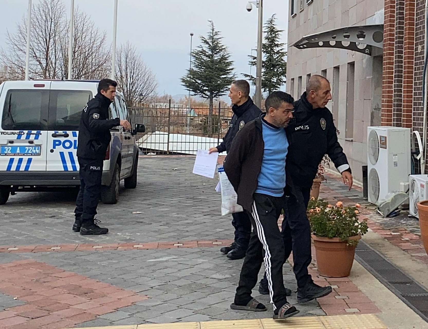 Eşine kızıp evini yakan kişi tutuklandı