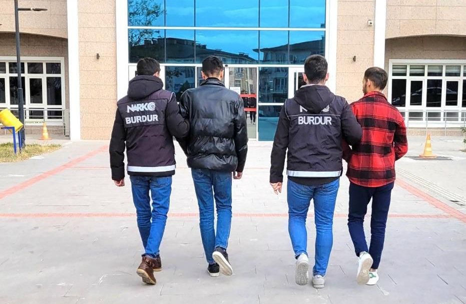Burdur’da durdurulan araçtan uyuşturucu çıktı, 3 şüpheli tutuklandı