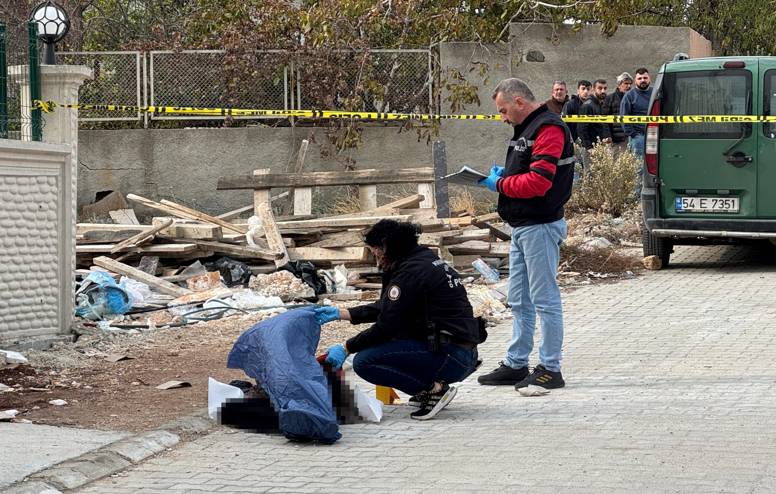 Mersin’de koca vahşeti: Eşini yeni aldıkları evin önünde öldürdü
