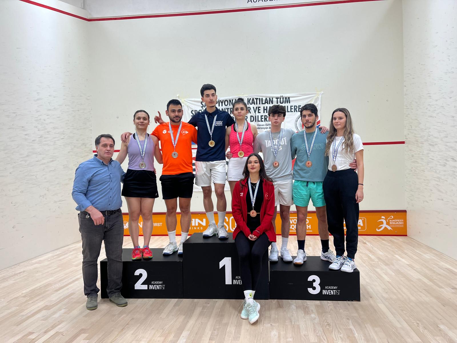 Muratpaşa Belediyesi squash takımı sporcuları İstanbul’dan başarılarla döndü