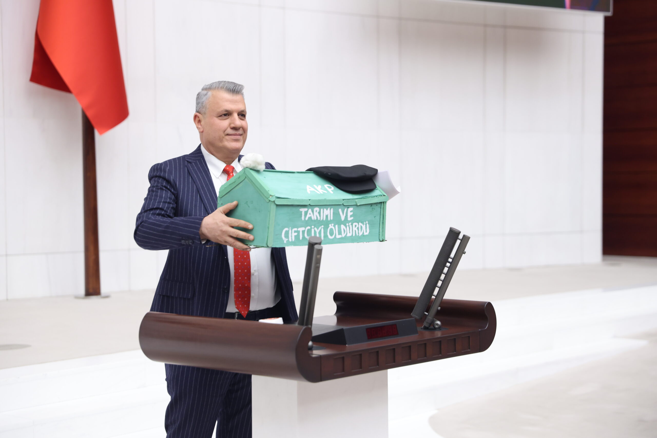 Ayhan Barut’tan Meclis’te çiftçi ve tarım için maket tabutlu tepki