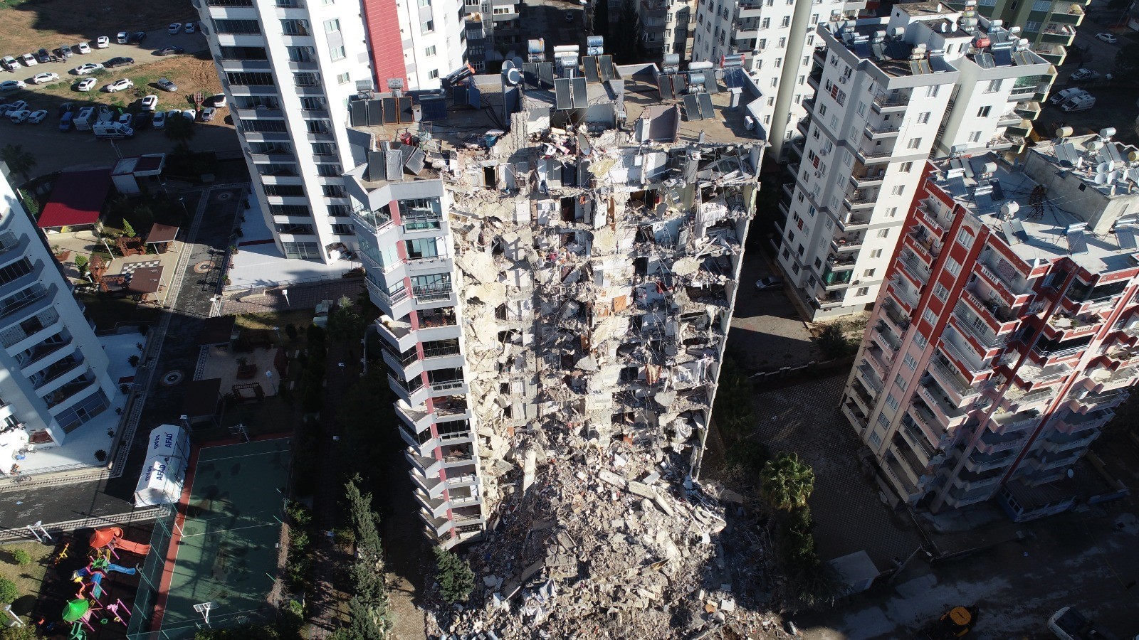 12 kişi yaşamını yitirdiği Mete Apartmanı’nda bilirkişi raporu bekleniyor