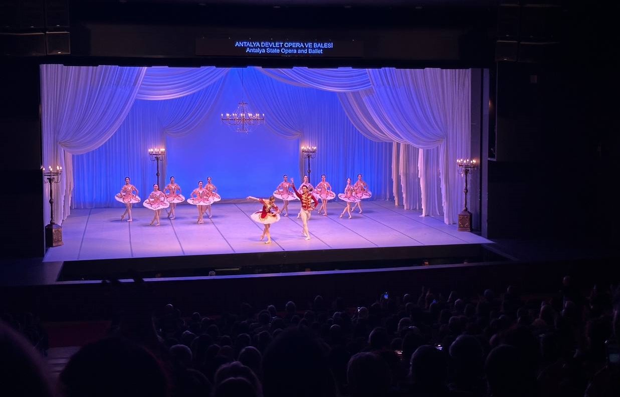 Antalya Devlet Opera ve Balesi, “Paquita” ve “Bir Yaz Gecesi Rüyası”nı sahneledi