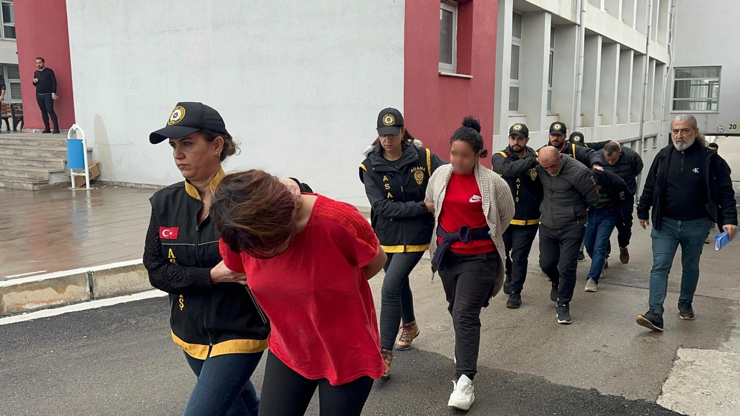 Adana’da 2 çocuk annesi genç kadını kimin öldürdüğünü kriminal çözecek