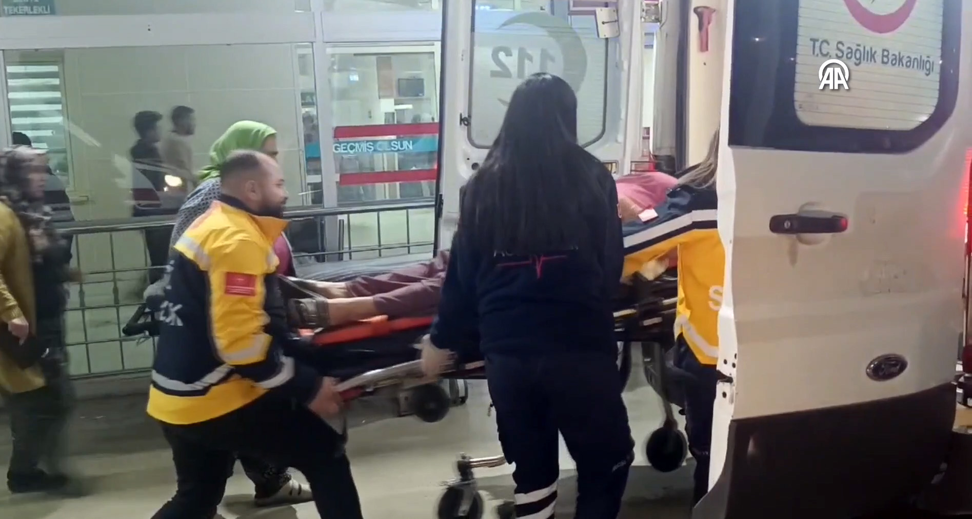 Adana’da iki otomobilin çarpışması sonucu 1’i bebek 4 kişi yaralandı