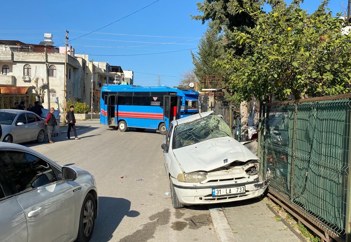 Adana’da otomobil ile halk otobüsü çarpıştı, 6 kişi yaralandı