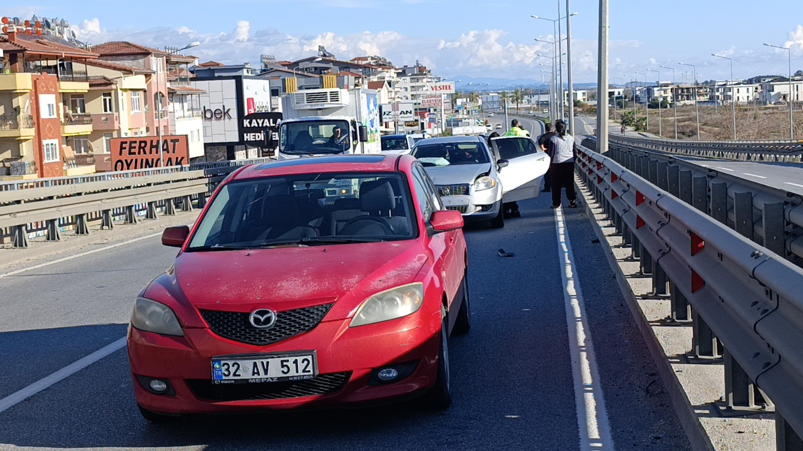 Arızalanan otomobilini iterek götürmeye çalıştı, 2 ayrı kazaya sebep oldu