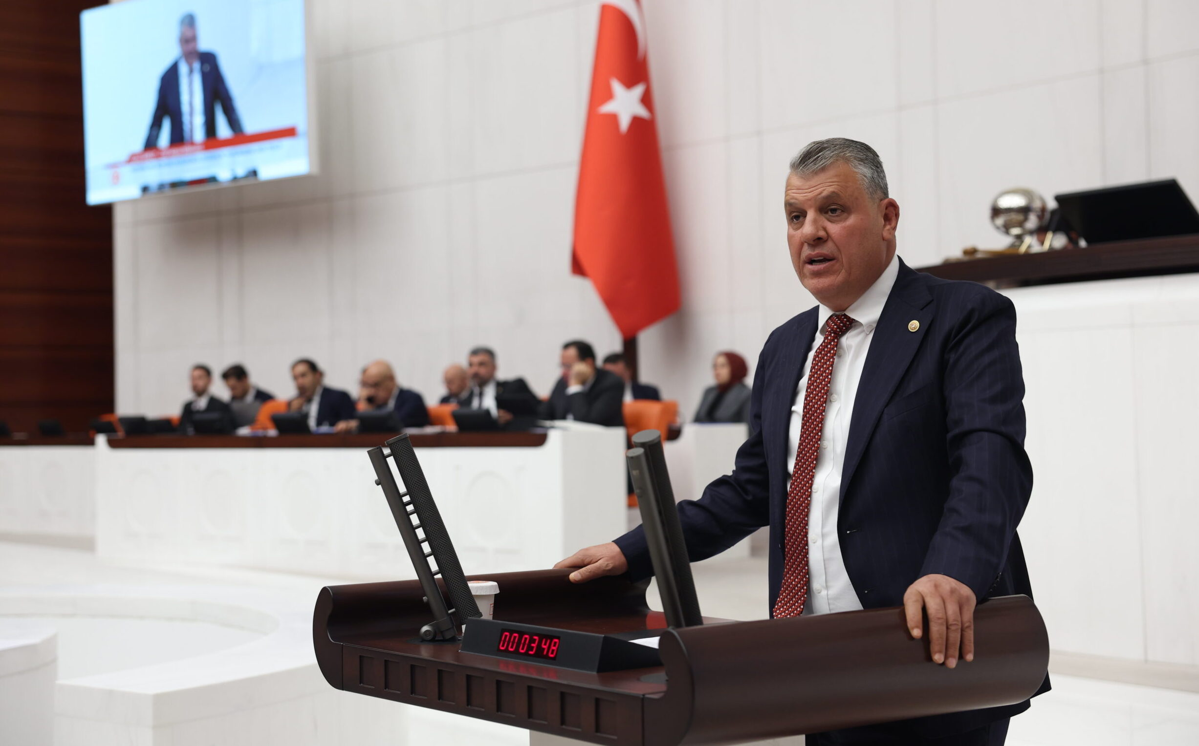 Ayhan Barut nüfusu katlanan bölgeler için çözüm teklifini Meclis’e sundu