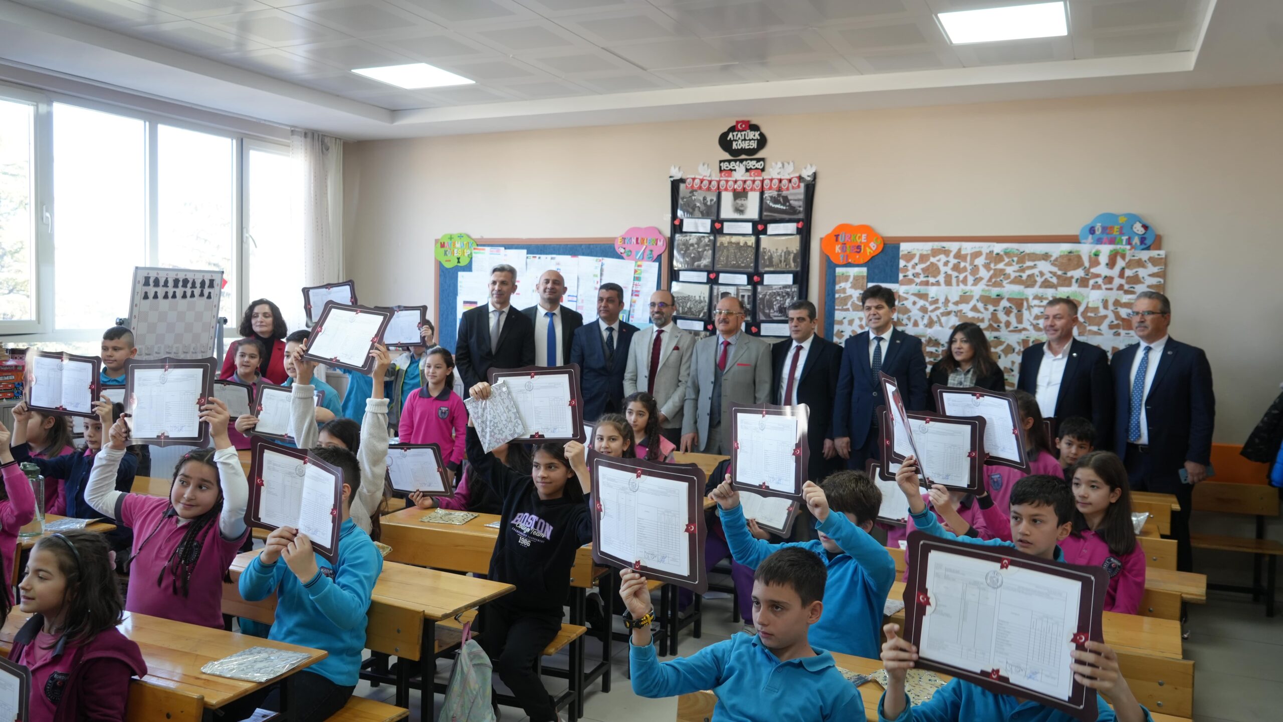 Burdur’da 41 bin 77 öğrenci karne sevinci yaşadı