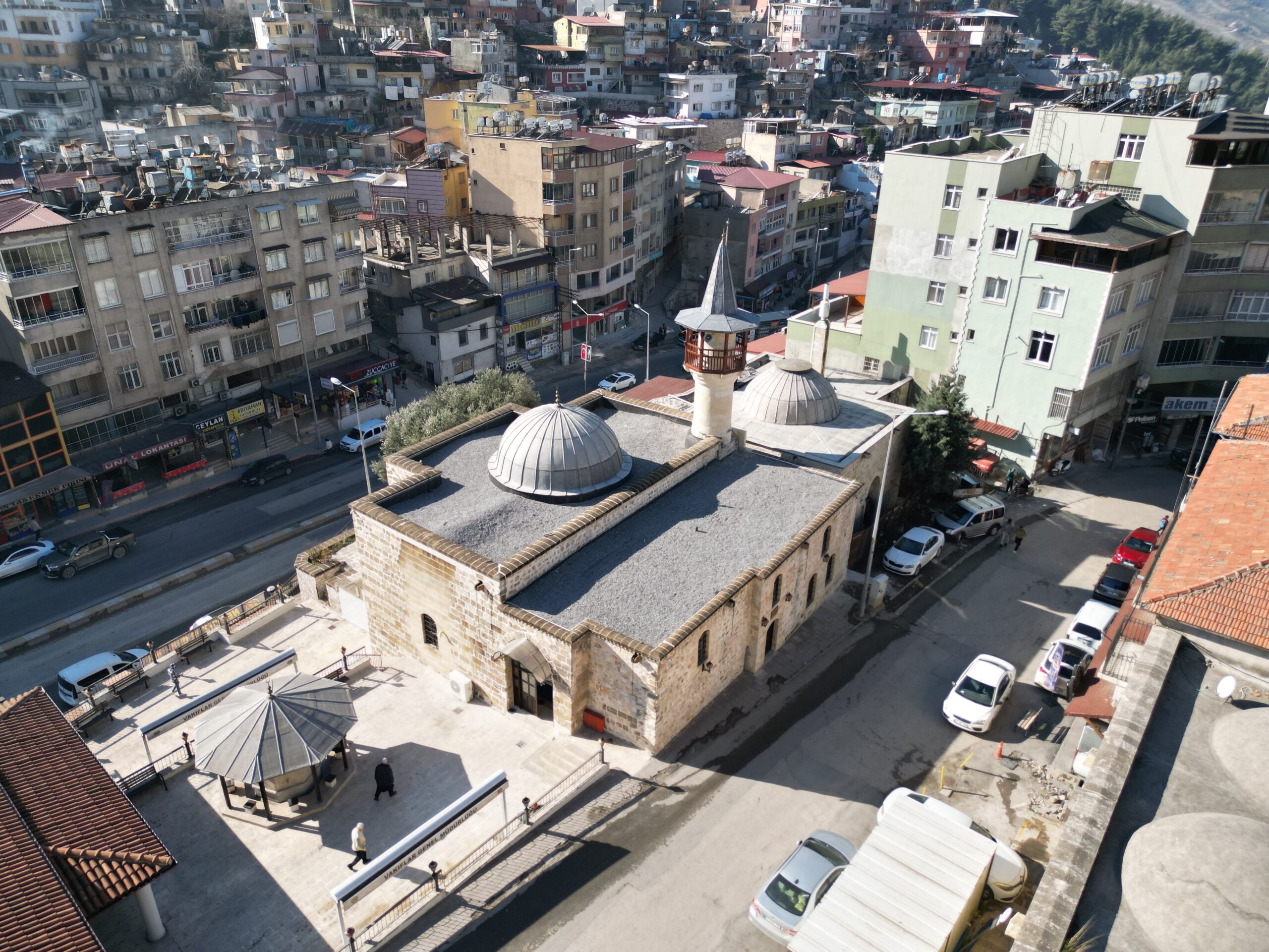 Depremde hasar alan cami tarihi cami restorasyon çalışmasının ardından ibadete açıldı