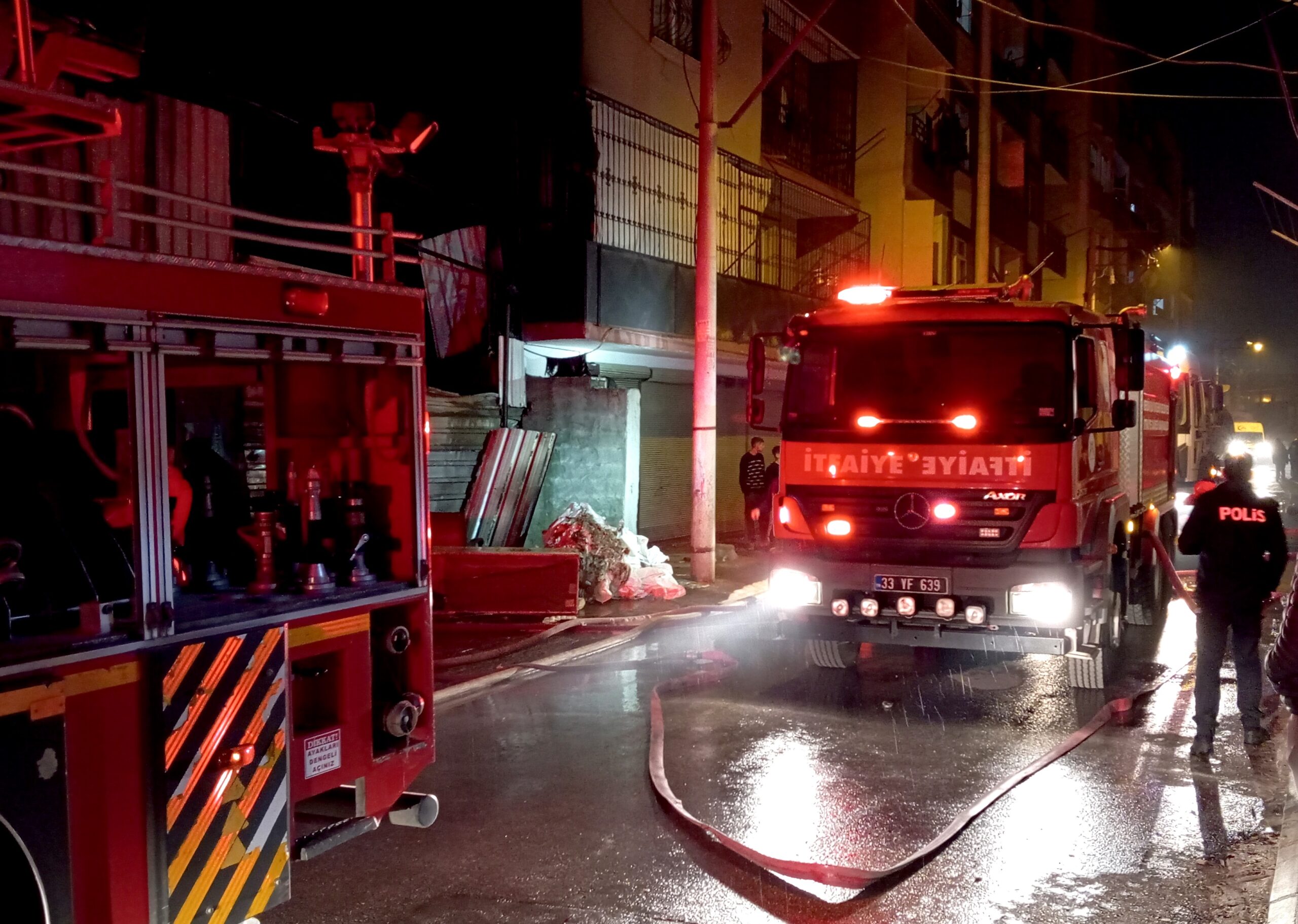 Mersin’de çuval deposunda çıkan yangın söndürüldü