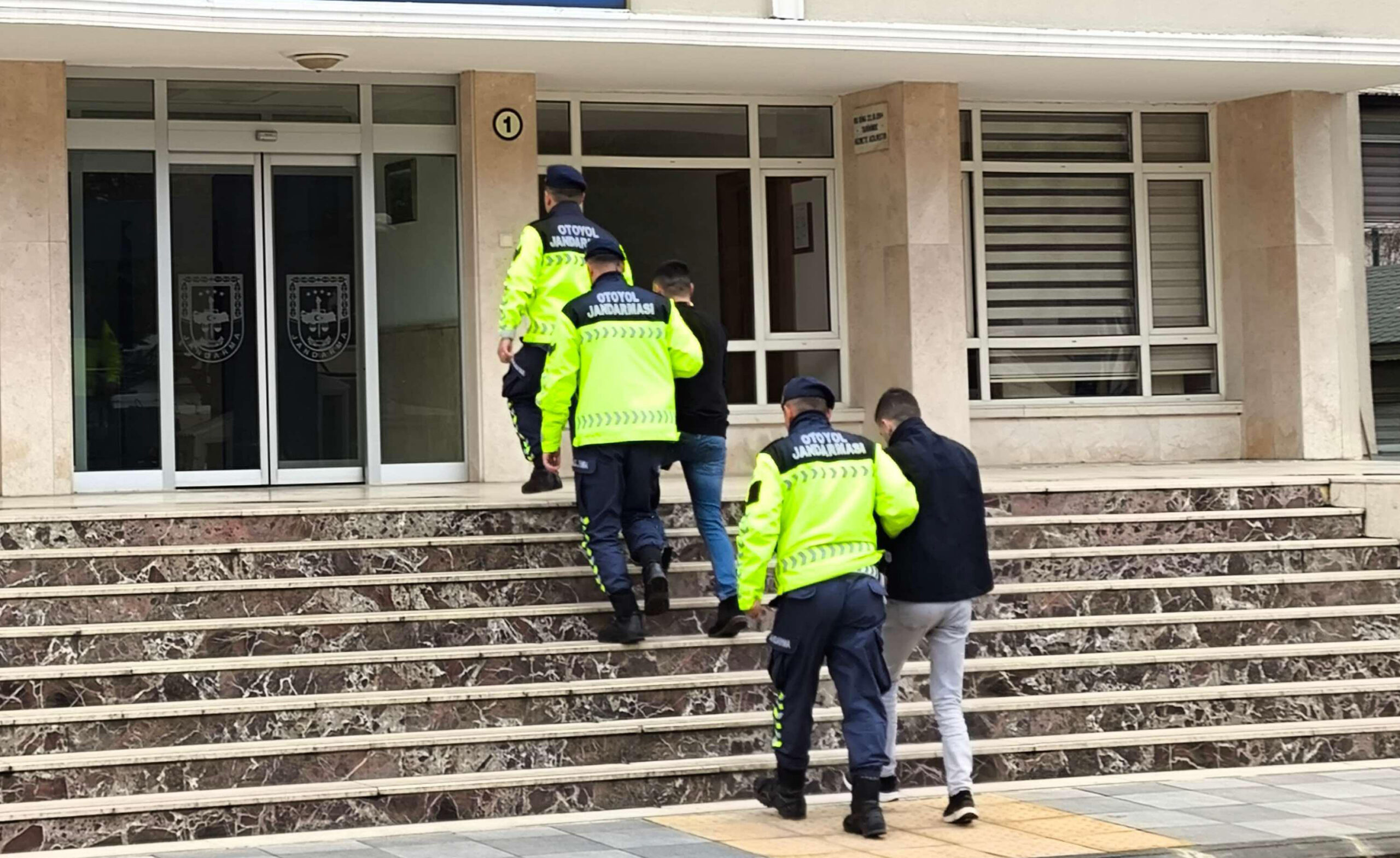 Mersin’de gasp iddiasıyla yakalanan 2 zanlıdan biri tutuklandı