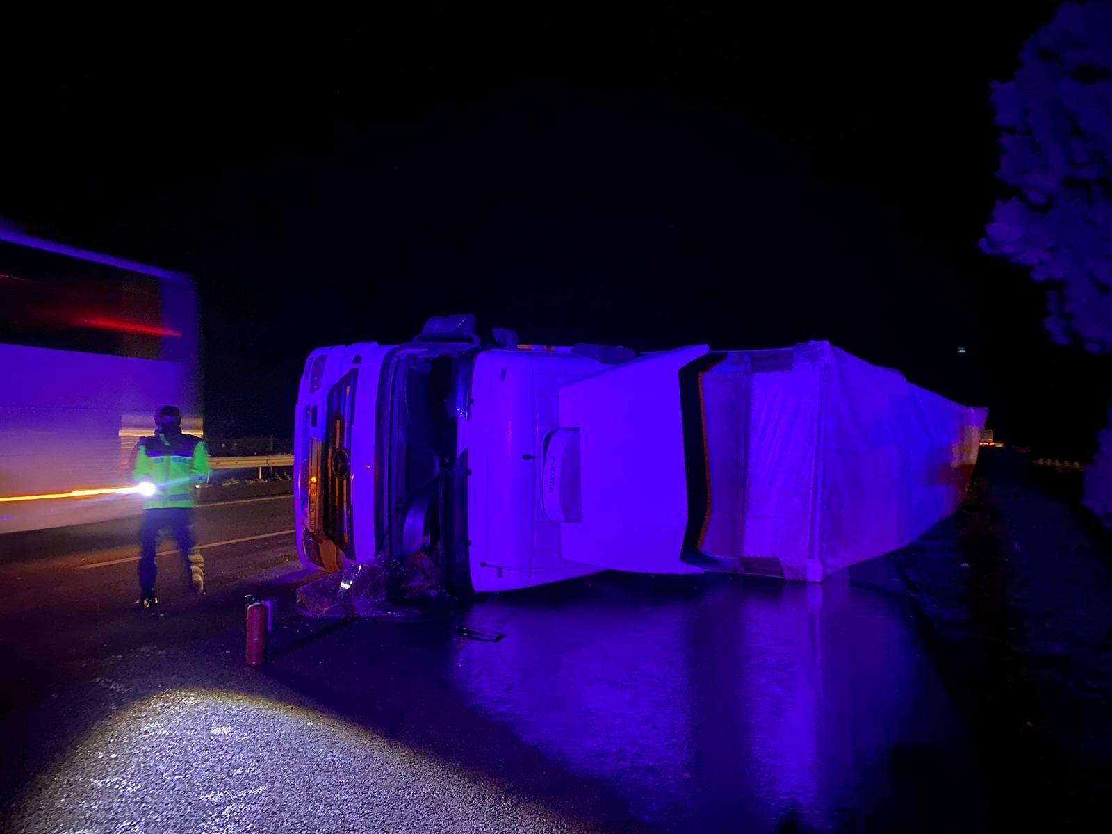 Osmaniye’de devrilen tırda yangın: 1 yaralı