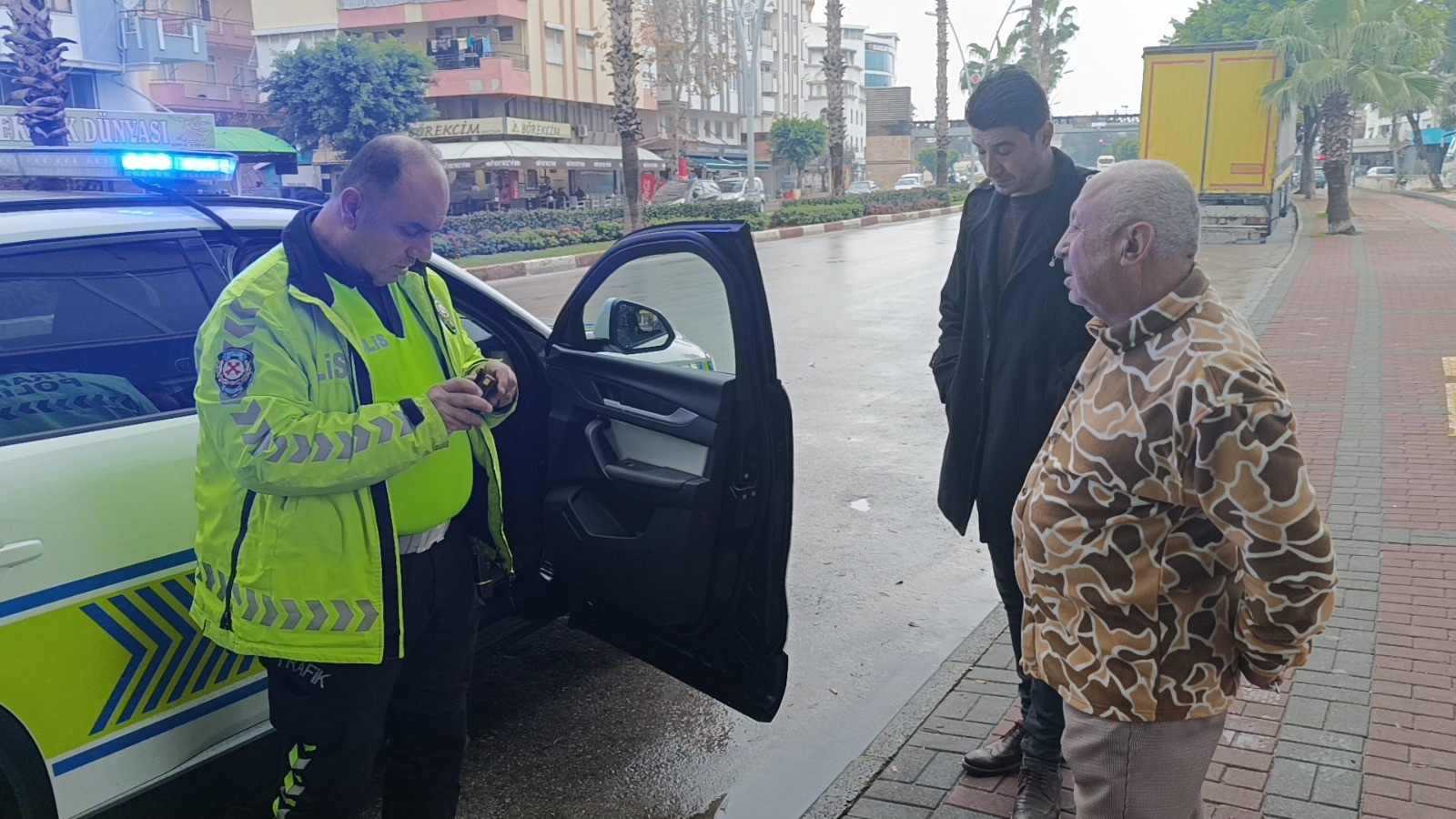 Polis ekibi kazazedeleri ATM başında pazarlık yaparken buldu