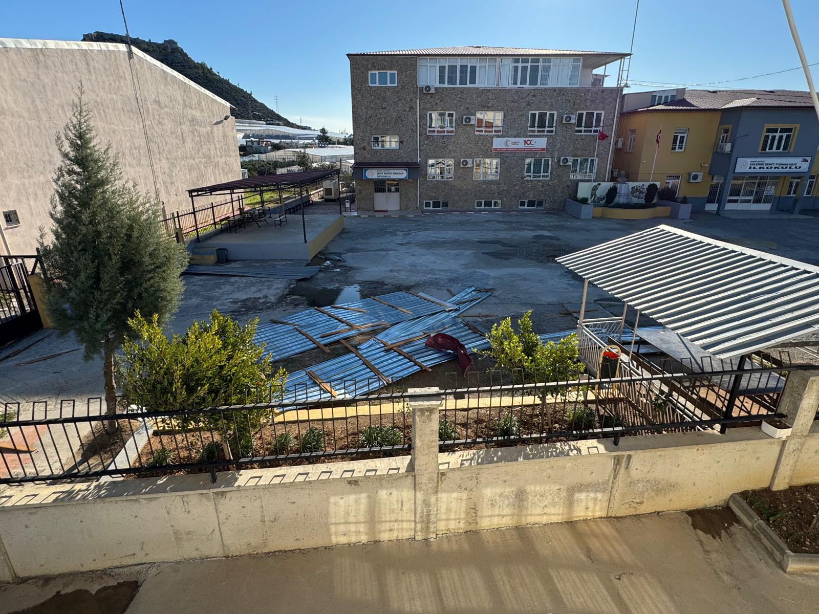 Şiddetli rüzgarda okulun spor salonunun çatısı uçtu