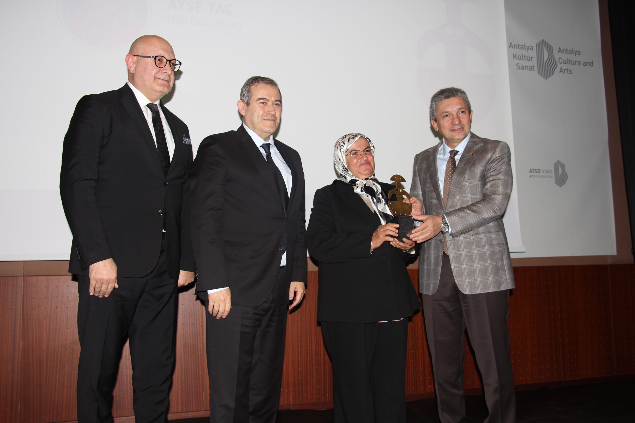 ATAV’ın “Jale İnan 2024 Yılın Kadını Ödülü” halı dokumacısı Ayşe Taç’a verildi