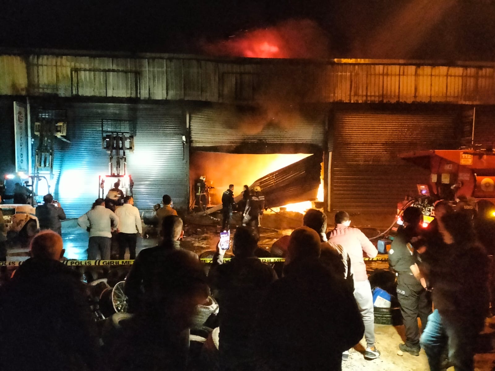 Sanayi sitesinde çıkan yangında 3 iş yeri hasar gördü
