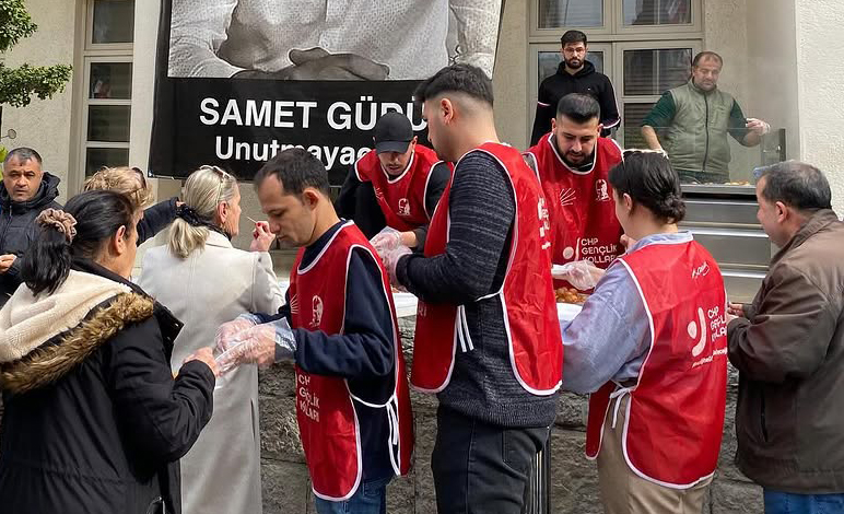 Adana Büyükşehir Belediyesi önünde Samet Güdük için lokma dağıtıldı