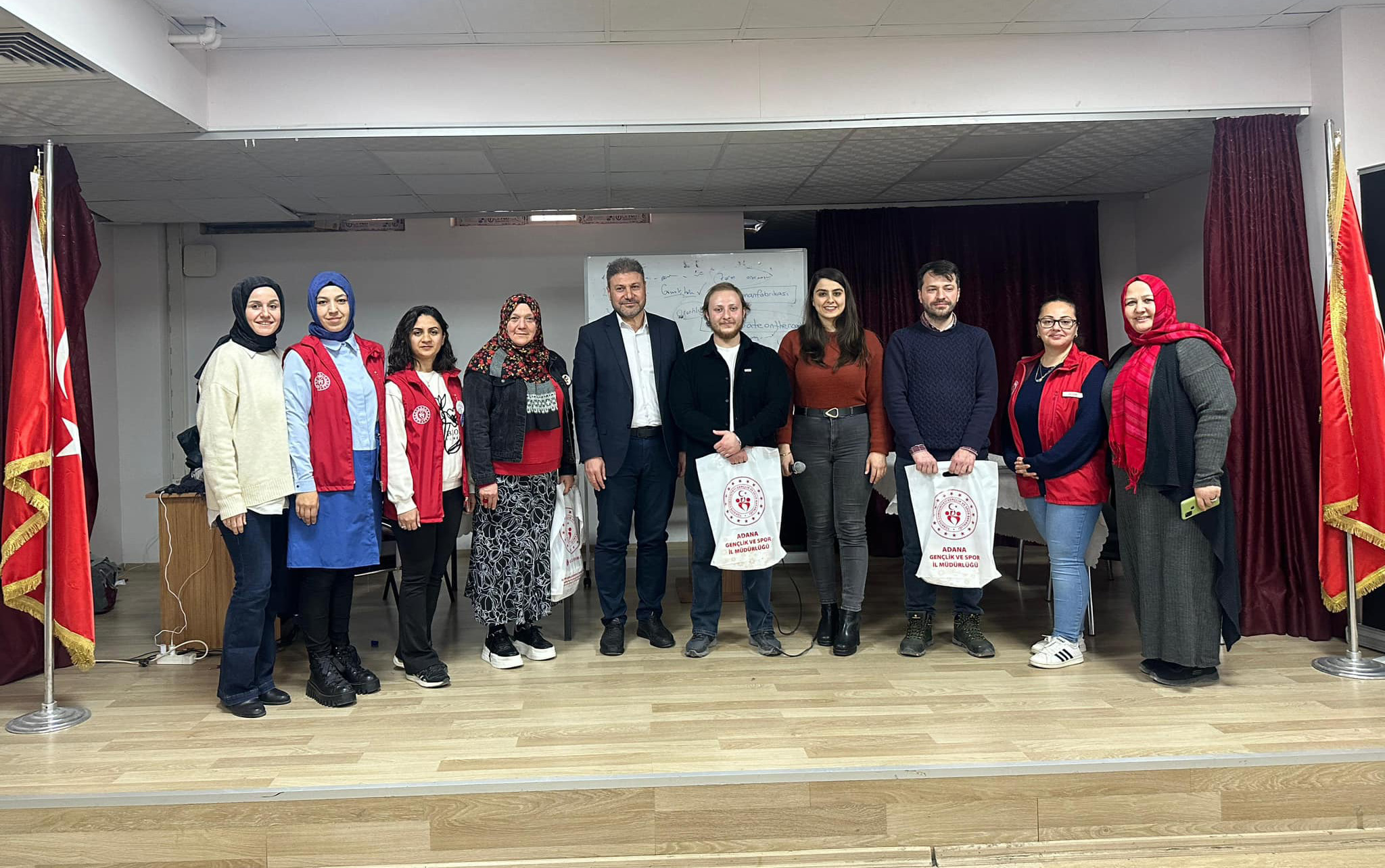 Adana Gençlik Merkezleri Durmuyor