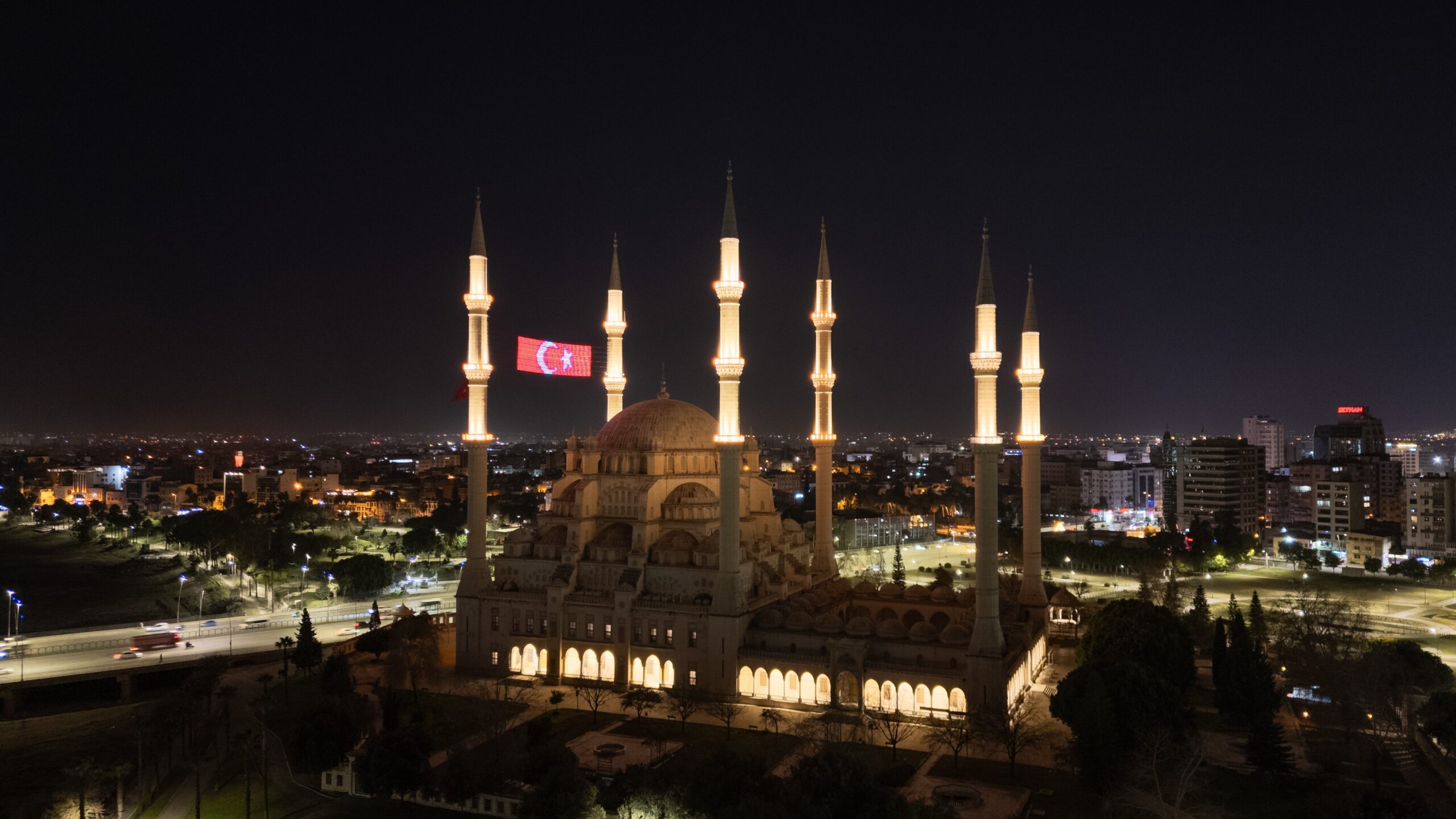 Adana geceleri ışıl ışıl
