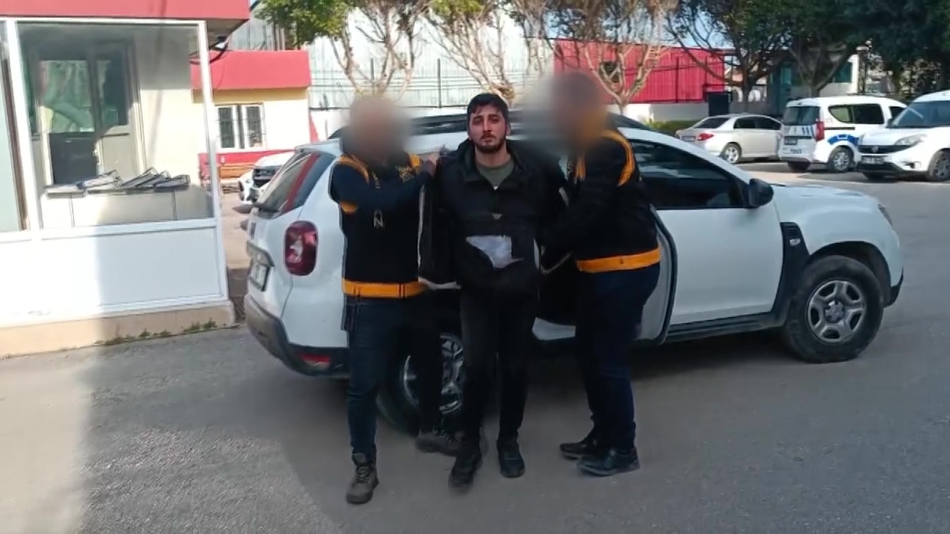 Adana’da 33 yıl hapis cezası olan hırsız kaçarken yakalandı