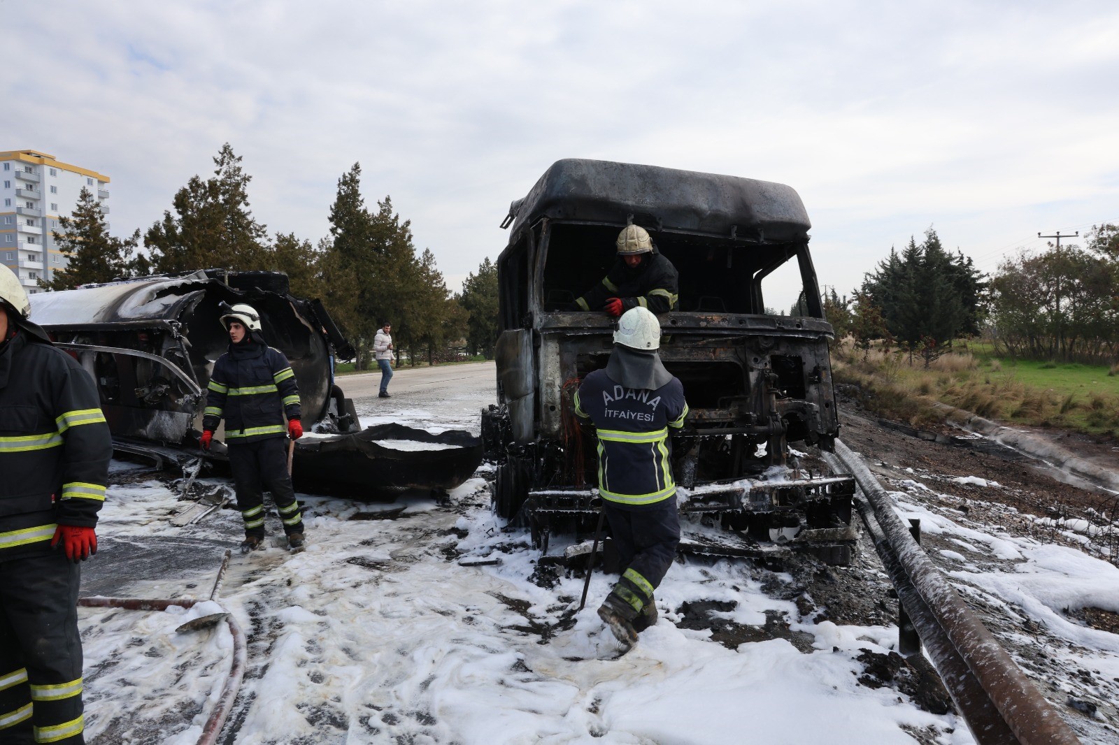 Adana’da otoyolda yanan tanker söndürüldü