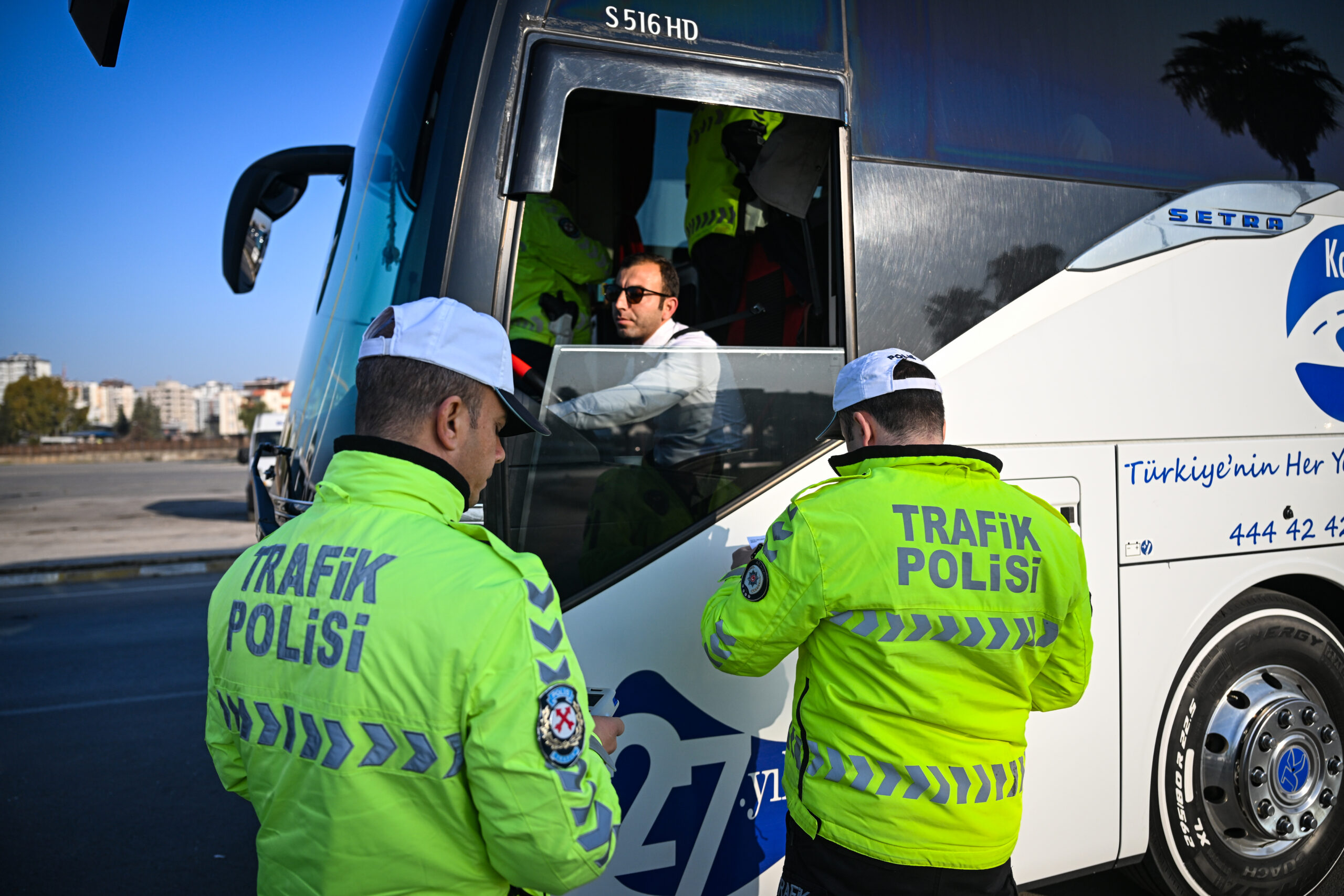 Adana’da trafik polisleri yolcu otobüslerini denetledi