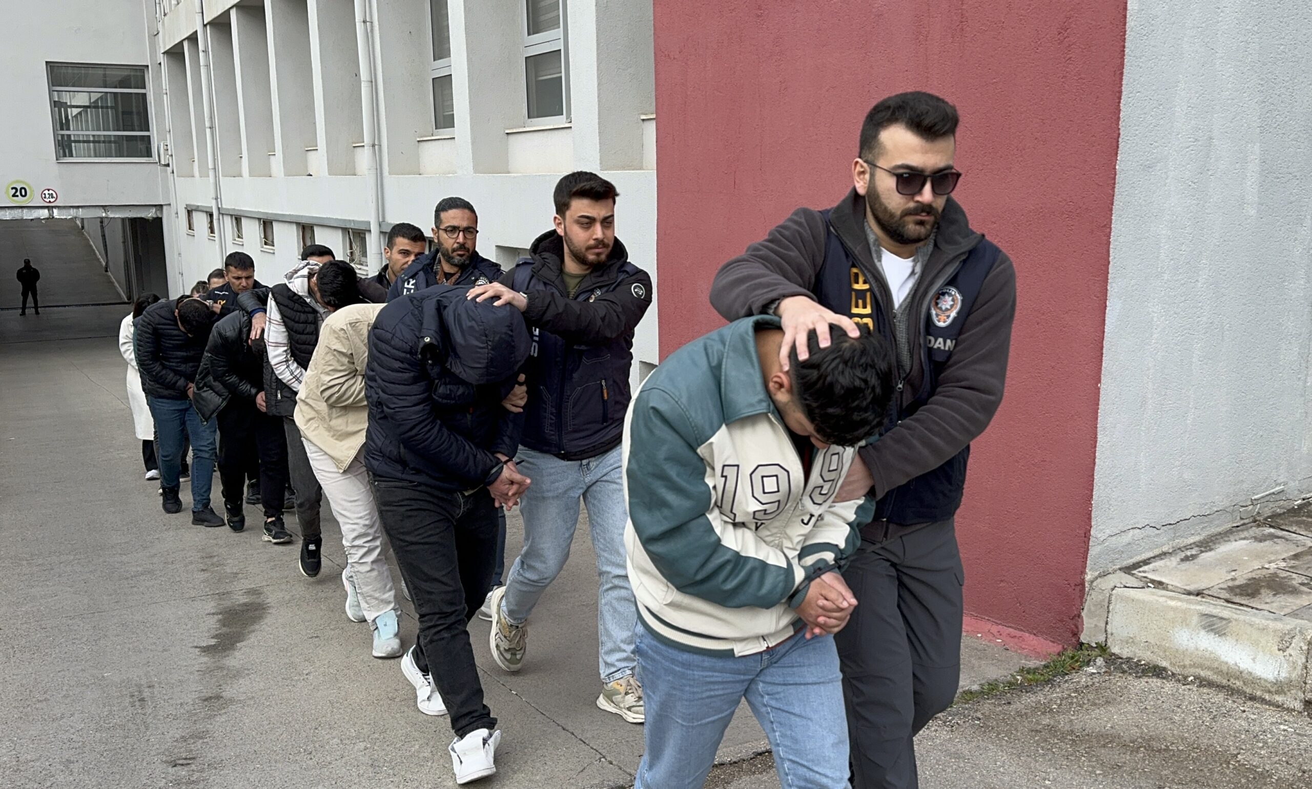 Adana’da yasa dışı bahis gelirlerini akladıkları iddiasıyla yakalanan 7 zanlı tutuklandı
