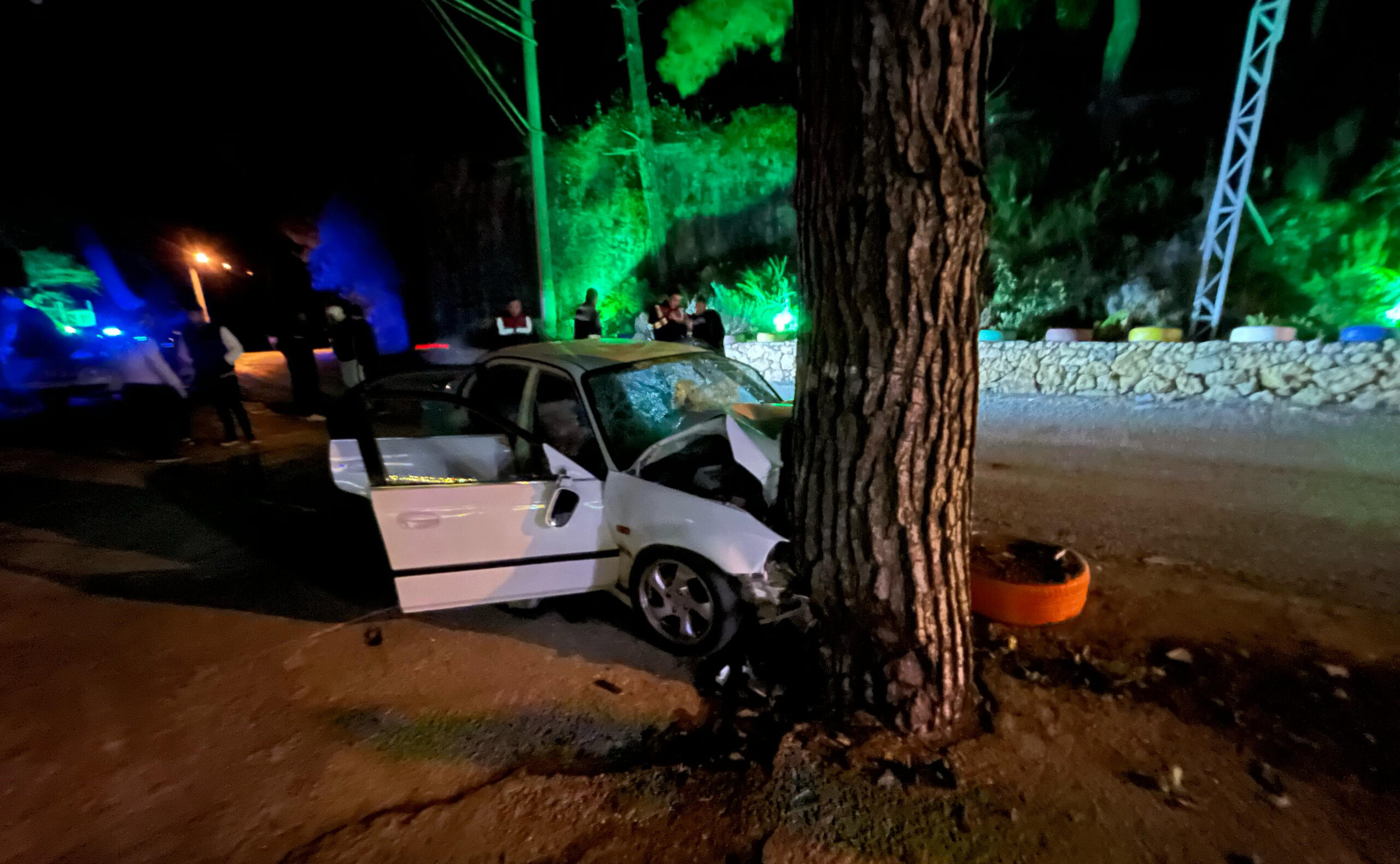 Alanya’da ağaca çarpan otomobildeki 1 kişi öldü, 3 kişi yaralandı