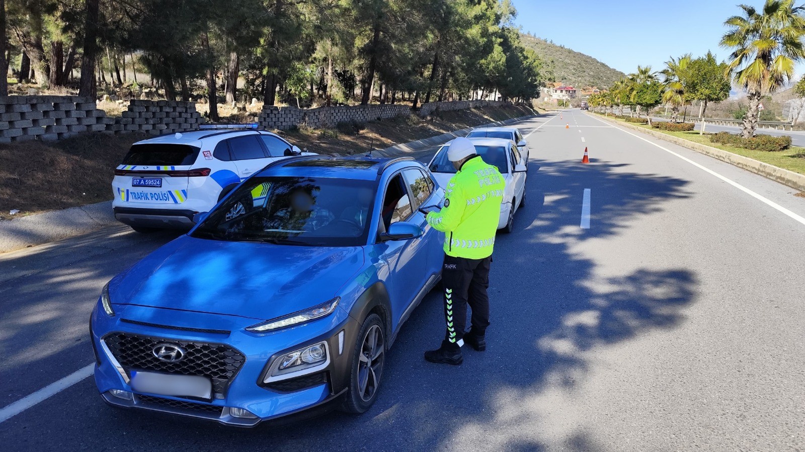 Antalya’da 1 haftalık trafik denetimlerinde 63 bin araç kontrol edildi, 15 bin sürücüye ceza kesildi