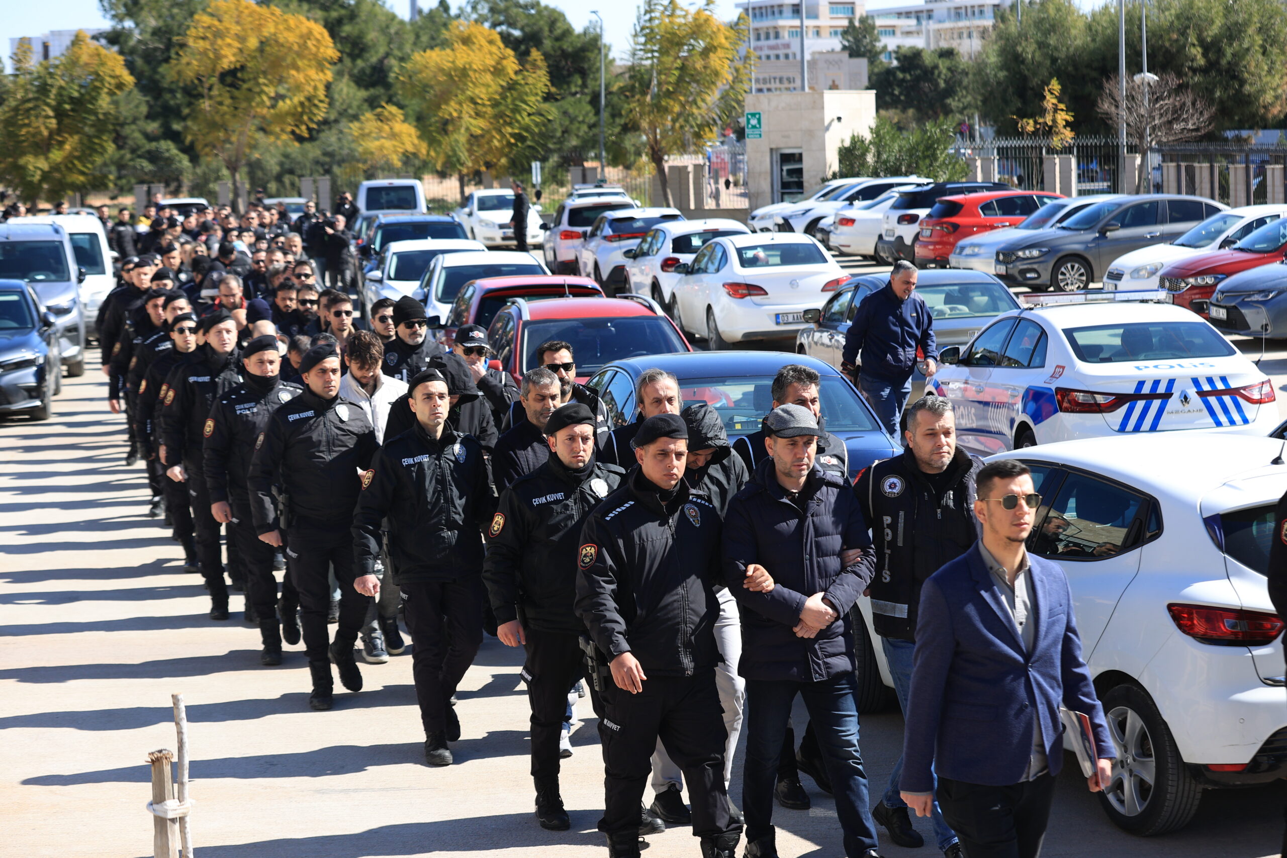 Antalya’da FETÖ’ye yönelik “Kıskaç-40” operasyonunda yakalanan 77 şüpheli adliyede