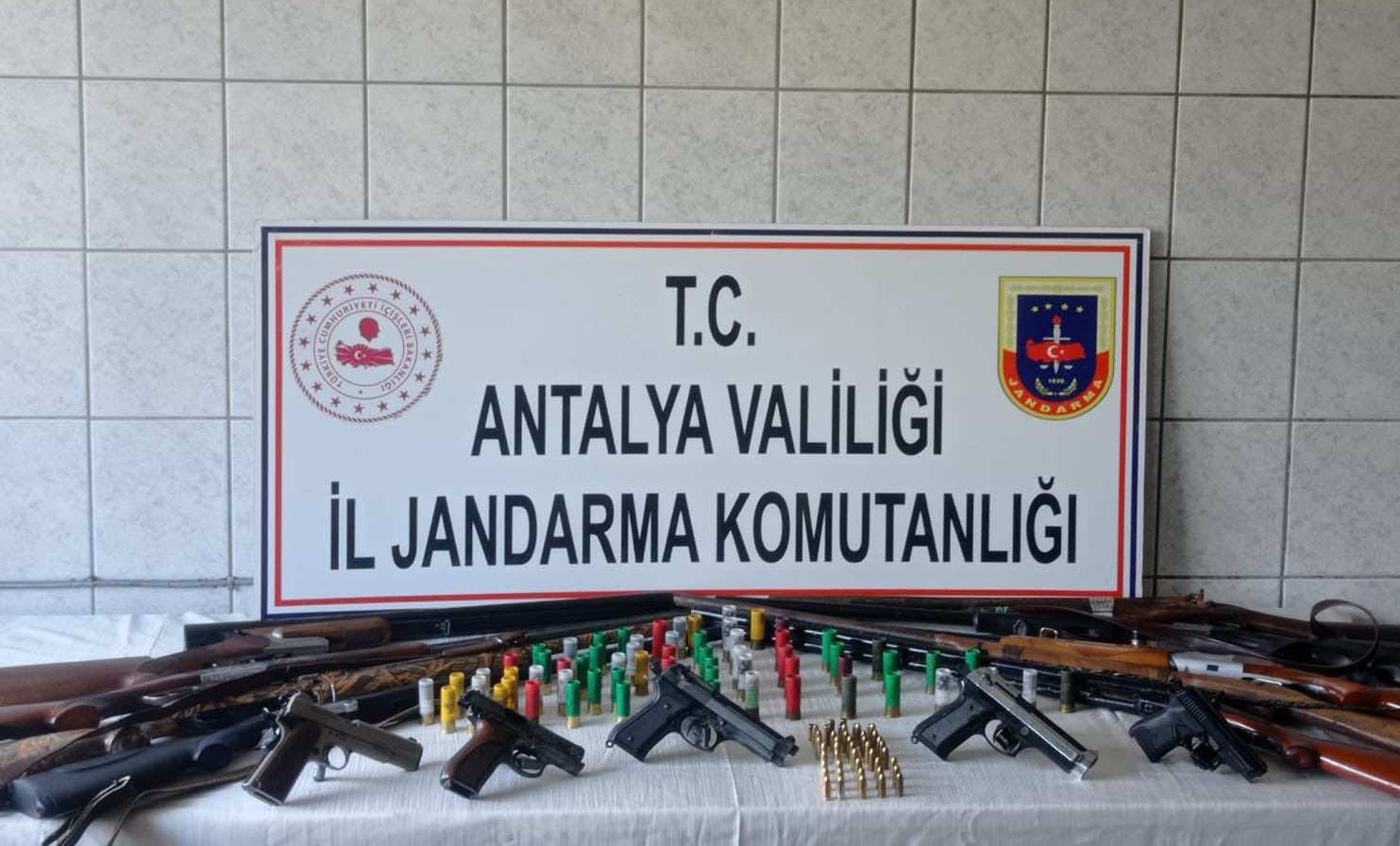 Antalya’da çok sayıda silah ve mühimmat ele geçirildi