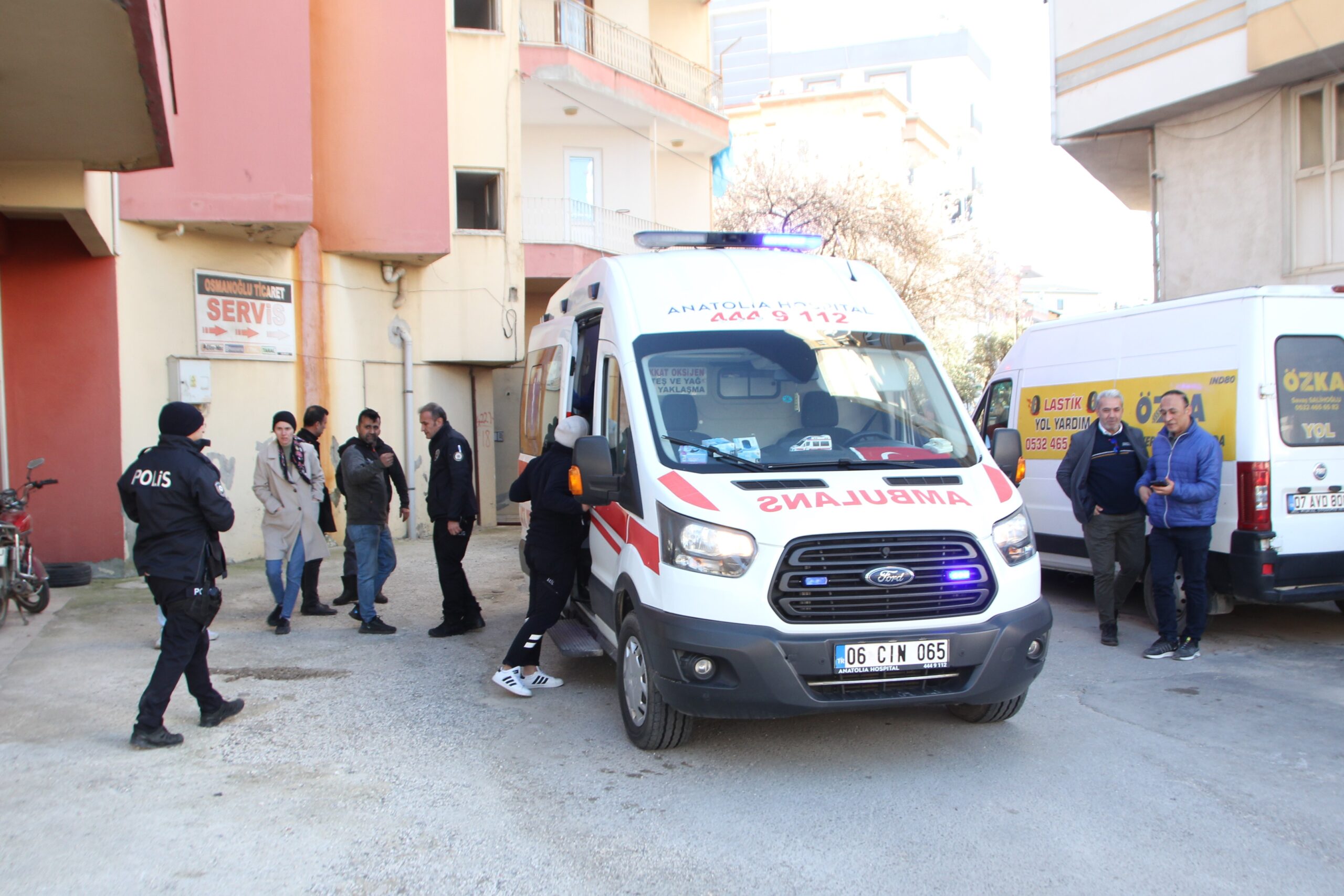 Antalya’da evde çıkan yangında bir kişi dumandan etkilendi