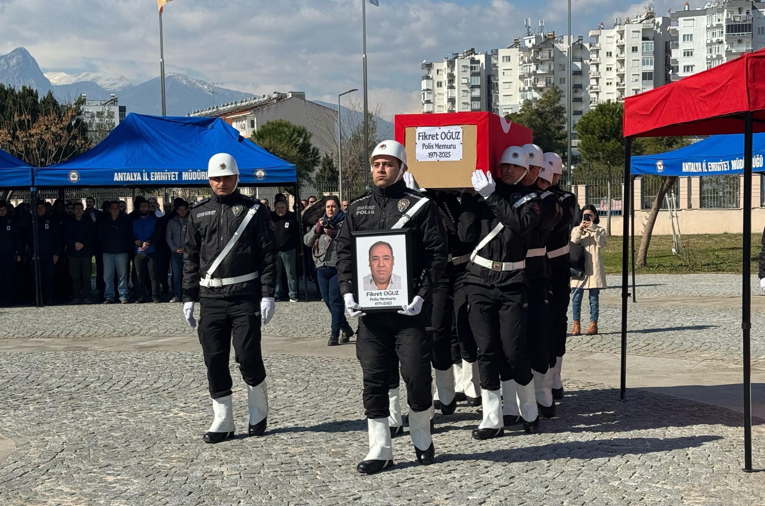 Antalya’da evinde kalp krizi sonucu vefat eden polis memuru için tören düzenlendi