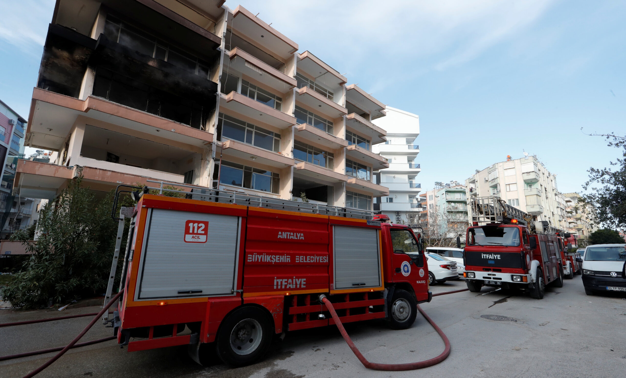 Antalya’da kentsel dönüşümdeki binada çıkan yangını itfaiye söndürdü