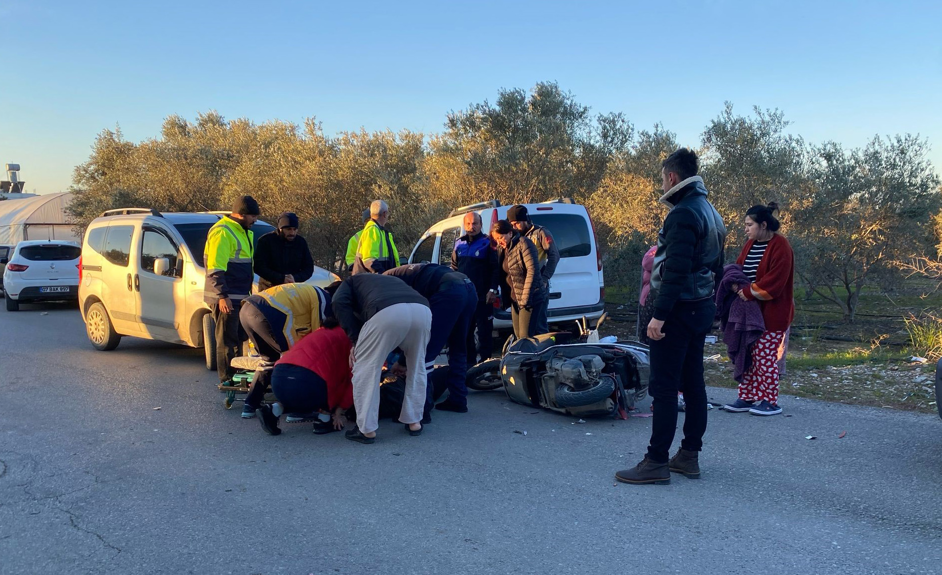 Antalya’da otomobil ile çarpışan motosikletin sürücüsü yaralandı