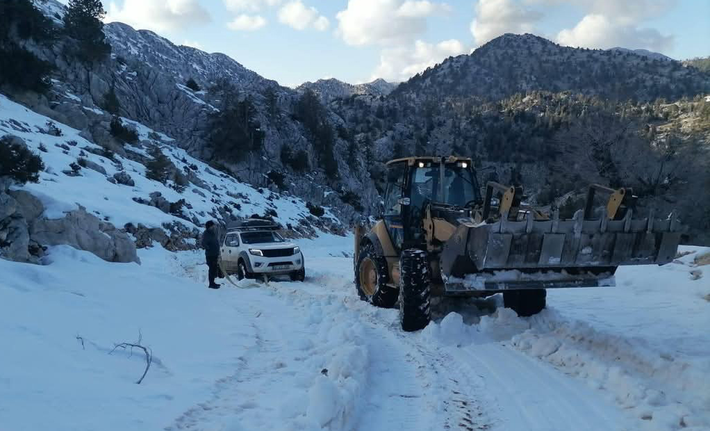 Antalya’da yayla dönüşü araçlarıyla yolda mahsur kalan 3 kişi kurtarıldı