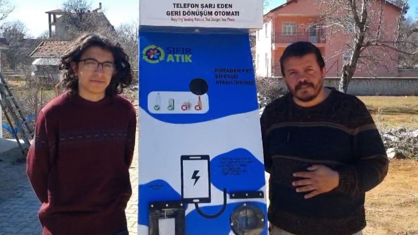 Baba ile oğlu telefon şarj eden geri dönüşüm otomatı yaptı