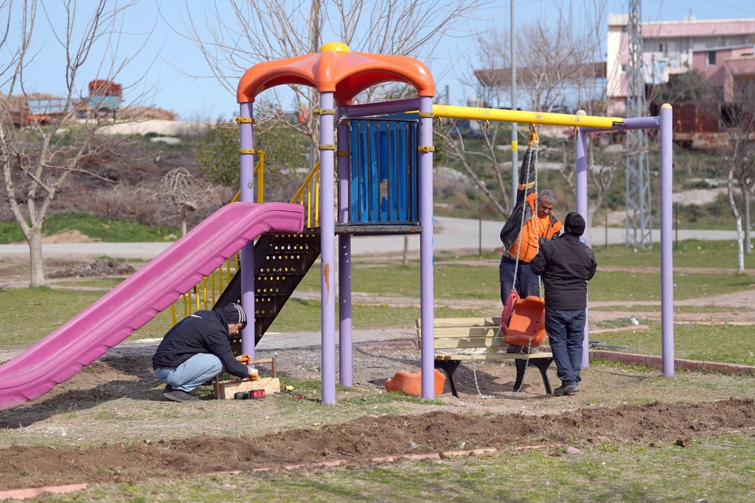 Başkan Kozay çocuklara verdiği sözü tutu, zarar verilen çocuk parkı yenilendi