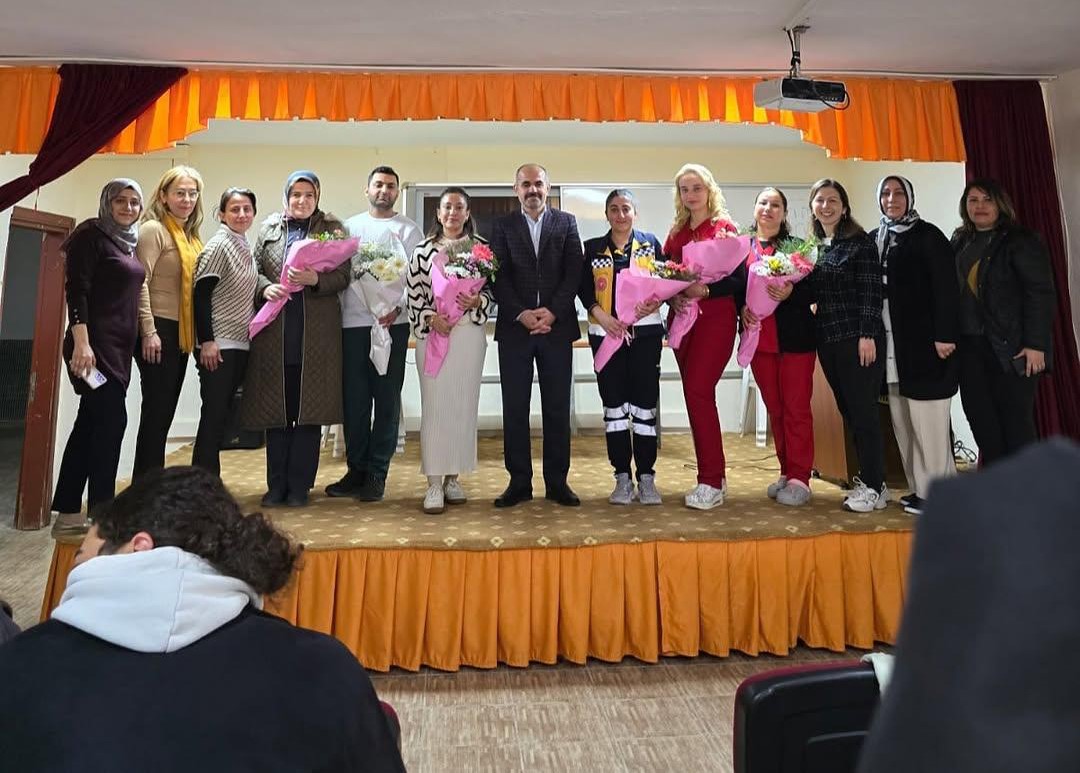 Bozyazı’da sağlık çalışanları öğrencileri meslekleri hakkında bilgilendirdi