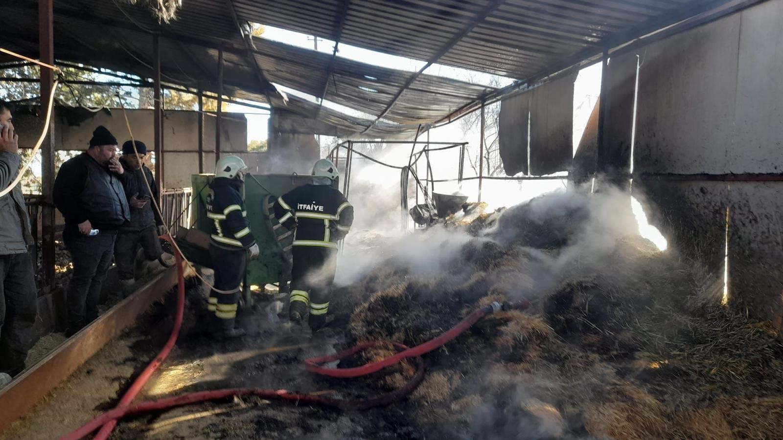 Burdur’da çıkan yangında 100 saman balyası yandı