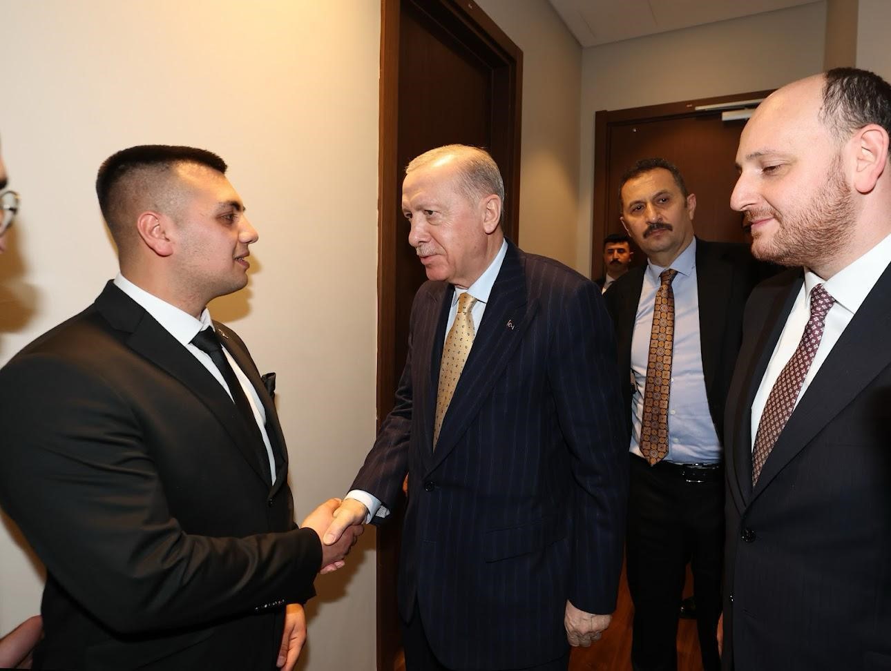 Burdurlu Recep Tayyip Erdoğan’a parti rozetini Cumhurbaşkanı Erdoğan taktı