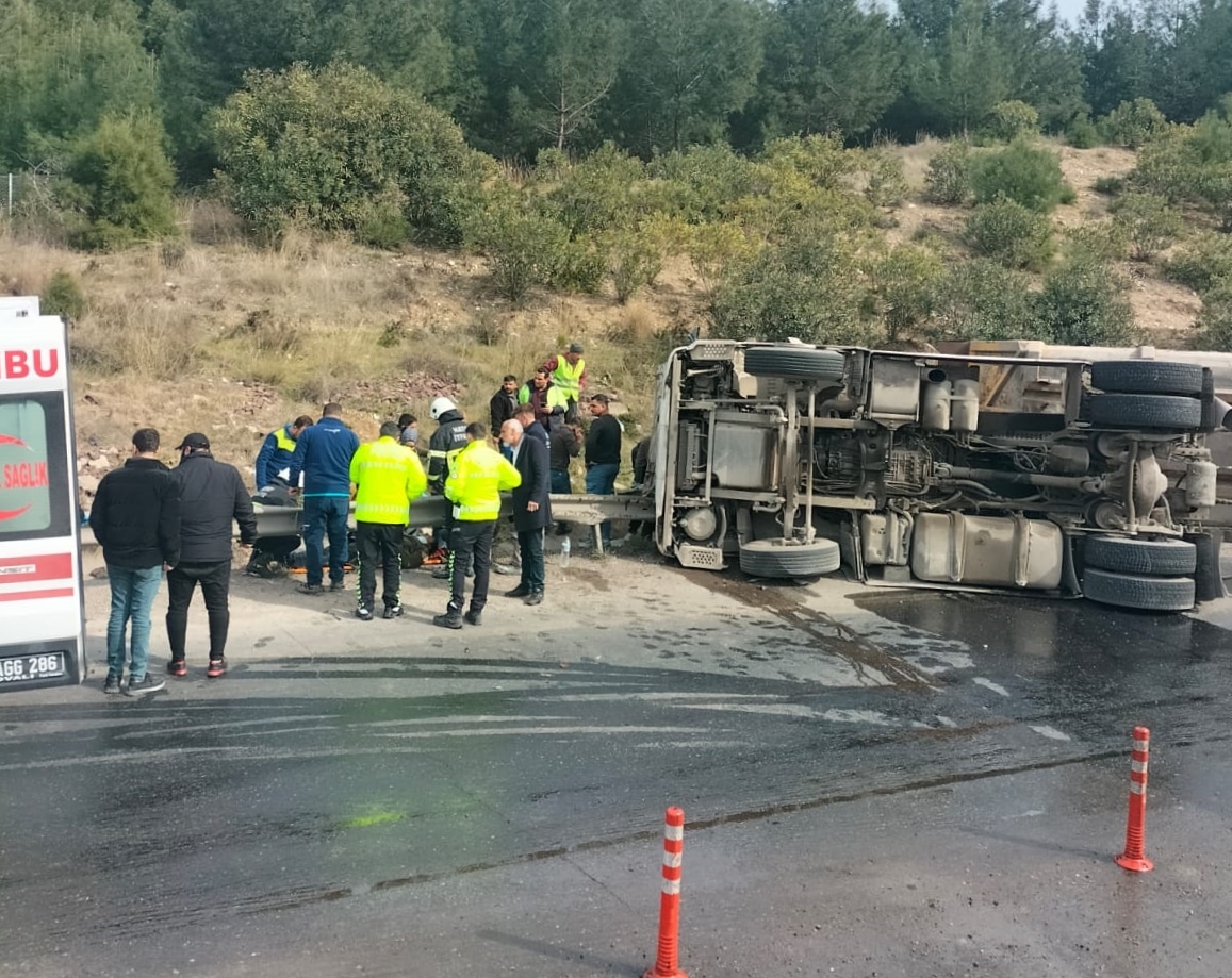 Hatay’da devrilen tırın sürücüsü yaralandı