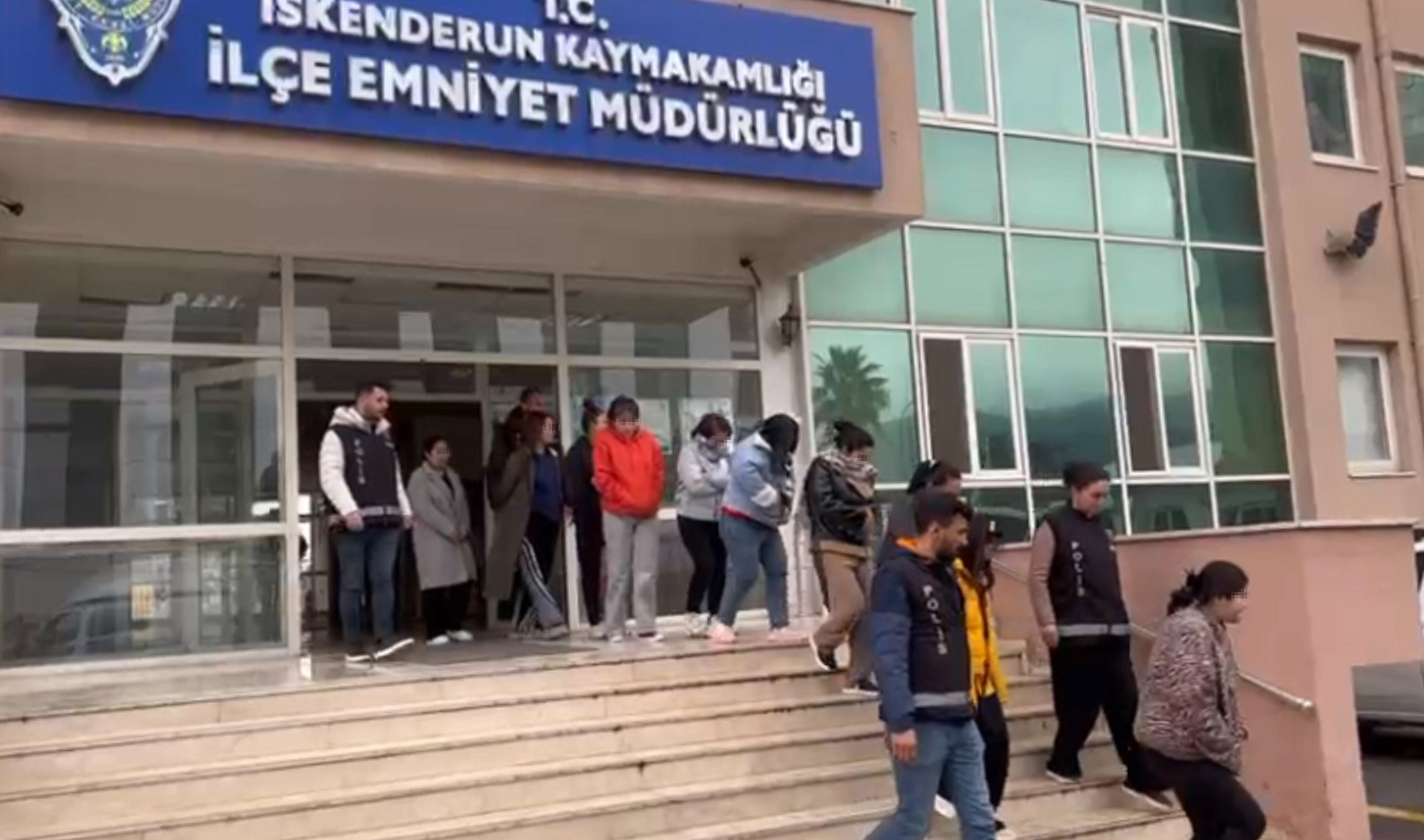 Hatay’da masaj ve SPA salonlarına operasyon: Kaçak çalışan 20 yabancı uyruklu kadın tespit edildi