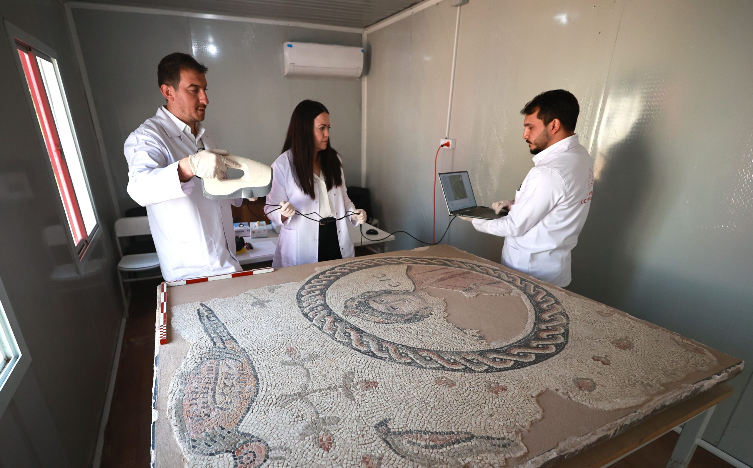 Hatay’ın depremde hasar gören taşınabilir kültür varlıkları laboratuvarda onarılıyor